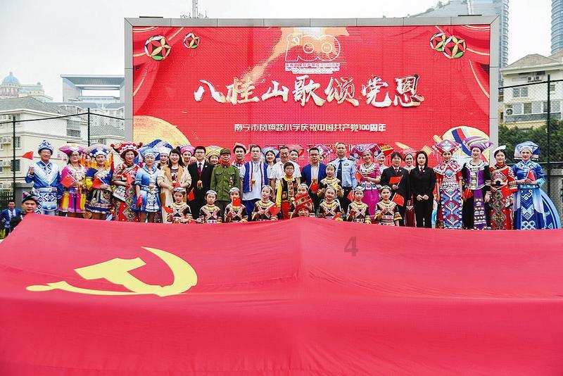 一个长方形刚好剪成四个正方形它的周长比原来增加72厘米问长方形的面积是多少？游戏画面